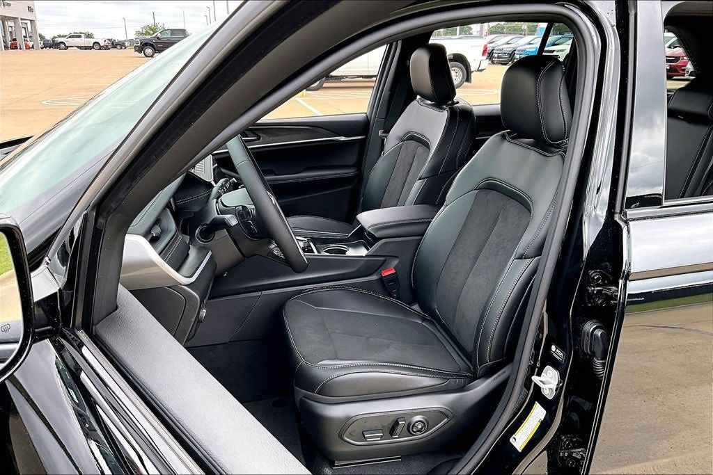 2026 Jeep Grand Cherokee GRAND CHEROKEE LAREDO ALTITUDE 4X2
