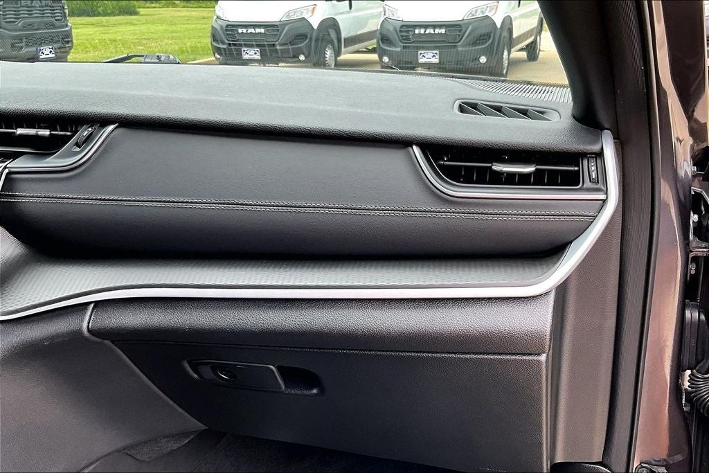 2025 Jeep Grand Cherokee L Laredo X 4x2