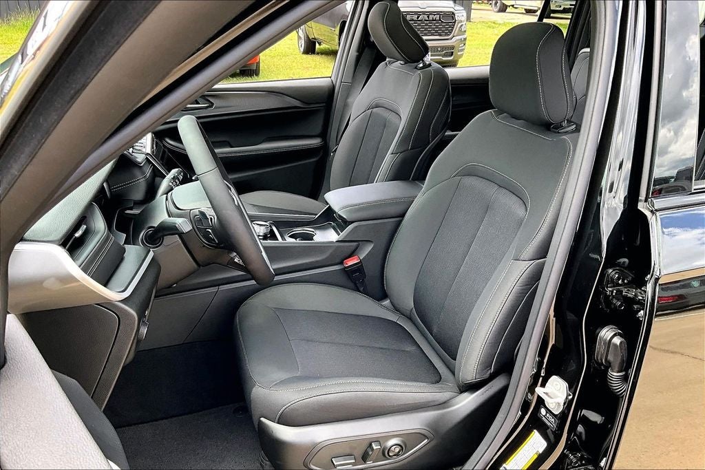 2026 Jeep Grand Cherokee L GRAND CHEROKEE L LAREDO X 4X2