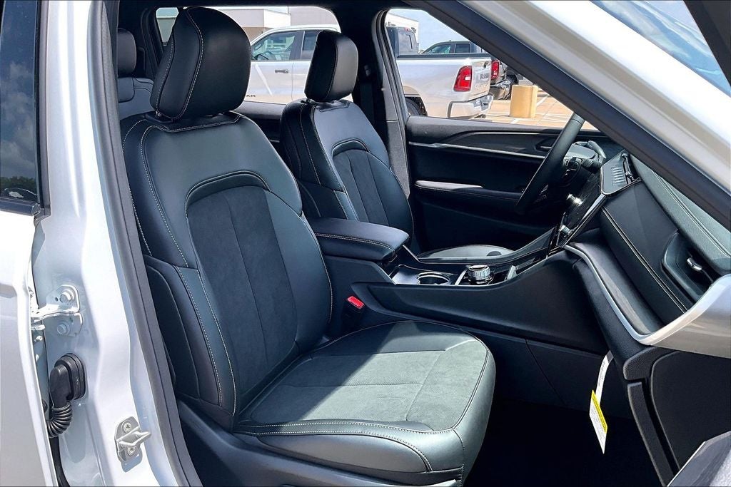 2026 Jeep Grand Cherokee L GRAND CHEROKEE L LAREDO ALTITUDE 4X2