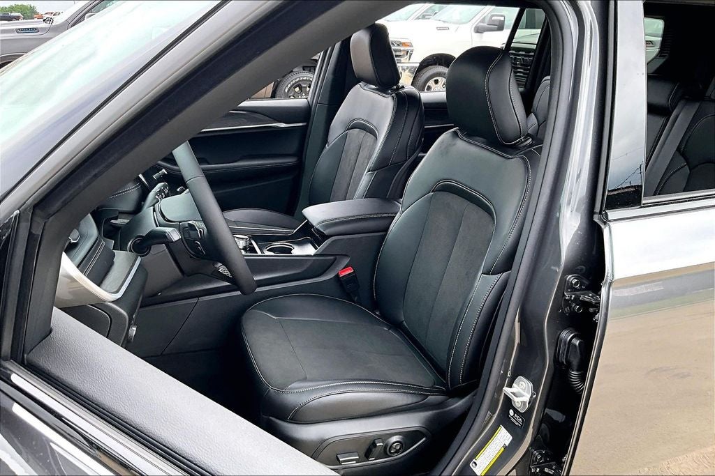 2026 Jeep Grand Cherokee L GRAND CHEROKEE L LAREDO ALTITUDE 4X4