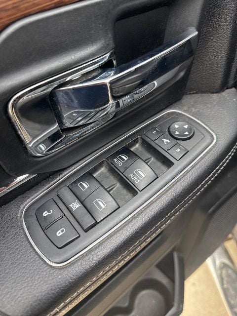 2018 RAM 1500 Laramie Crew Cab 4x4 5'7' Box